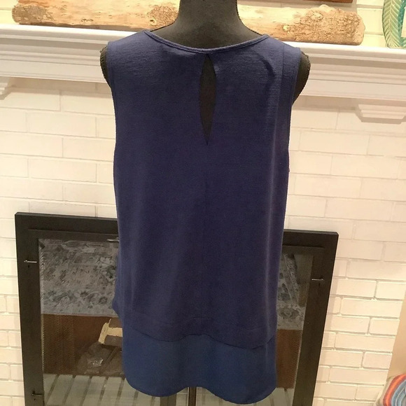 #68 Banana Republic Basic Navy Sleeveless Lightweight Top Size Large Pet - Picture 5 of 6